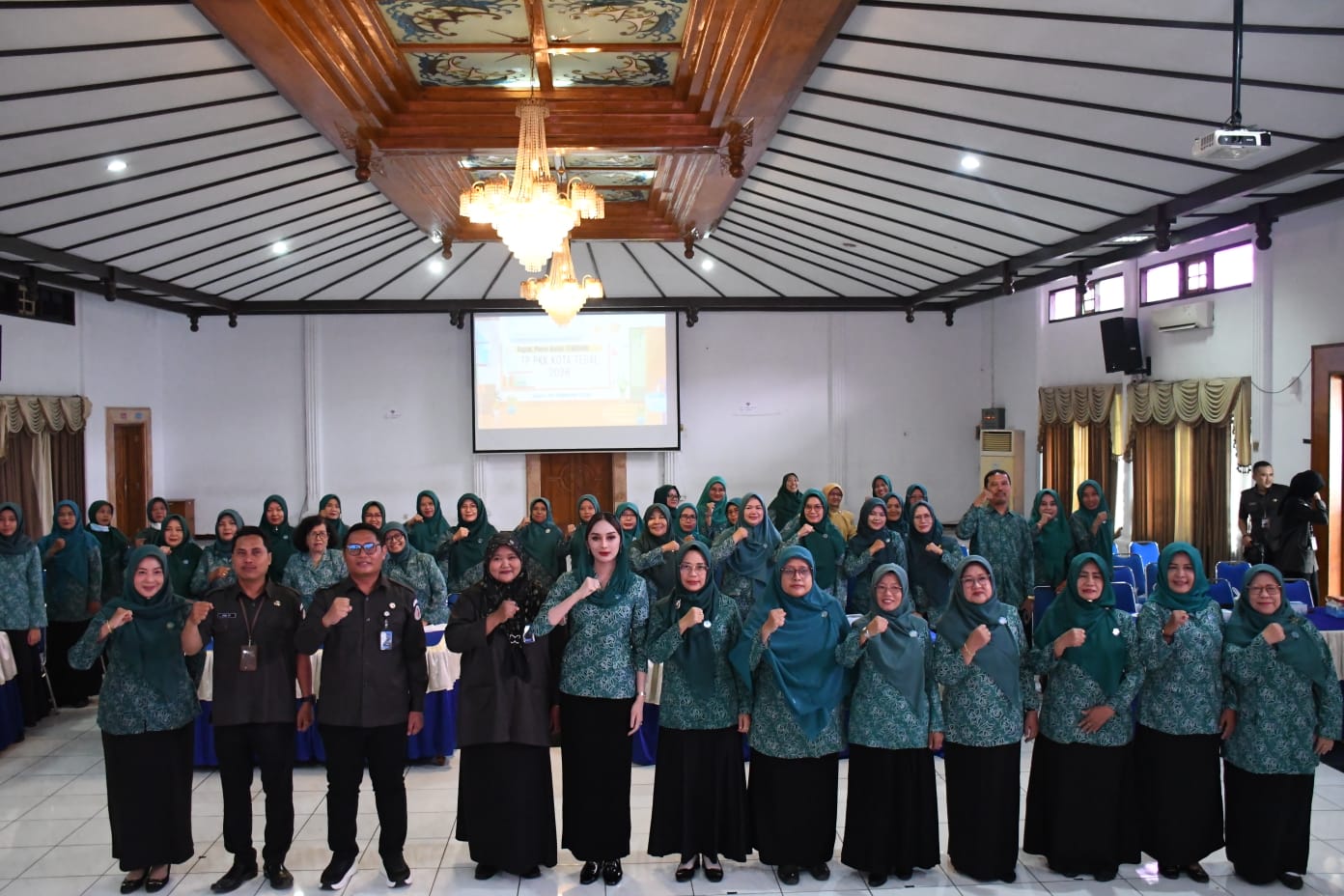Foto Bawaslu Kota Tegal dengan TP PKK Kota Tegal