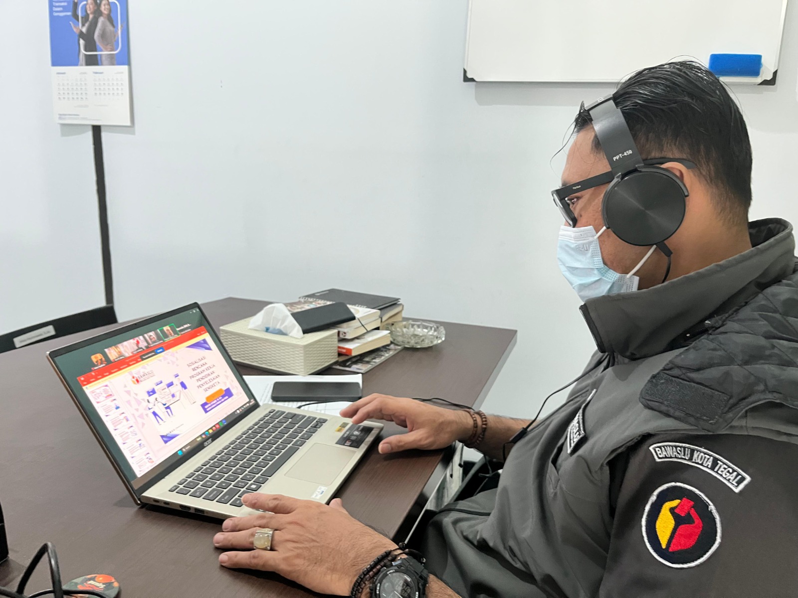 Kordiv PPPS Bawaslu Kota Tegal mengikuti zoom yang diadakan Bawaslu Jawa Tengah