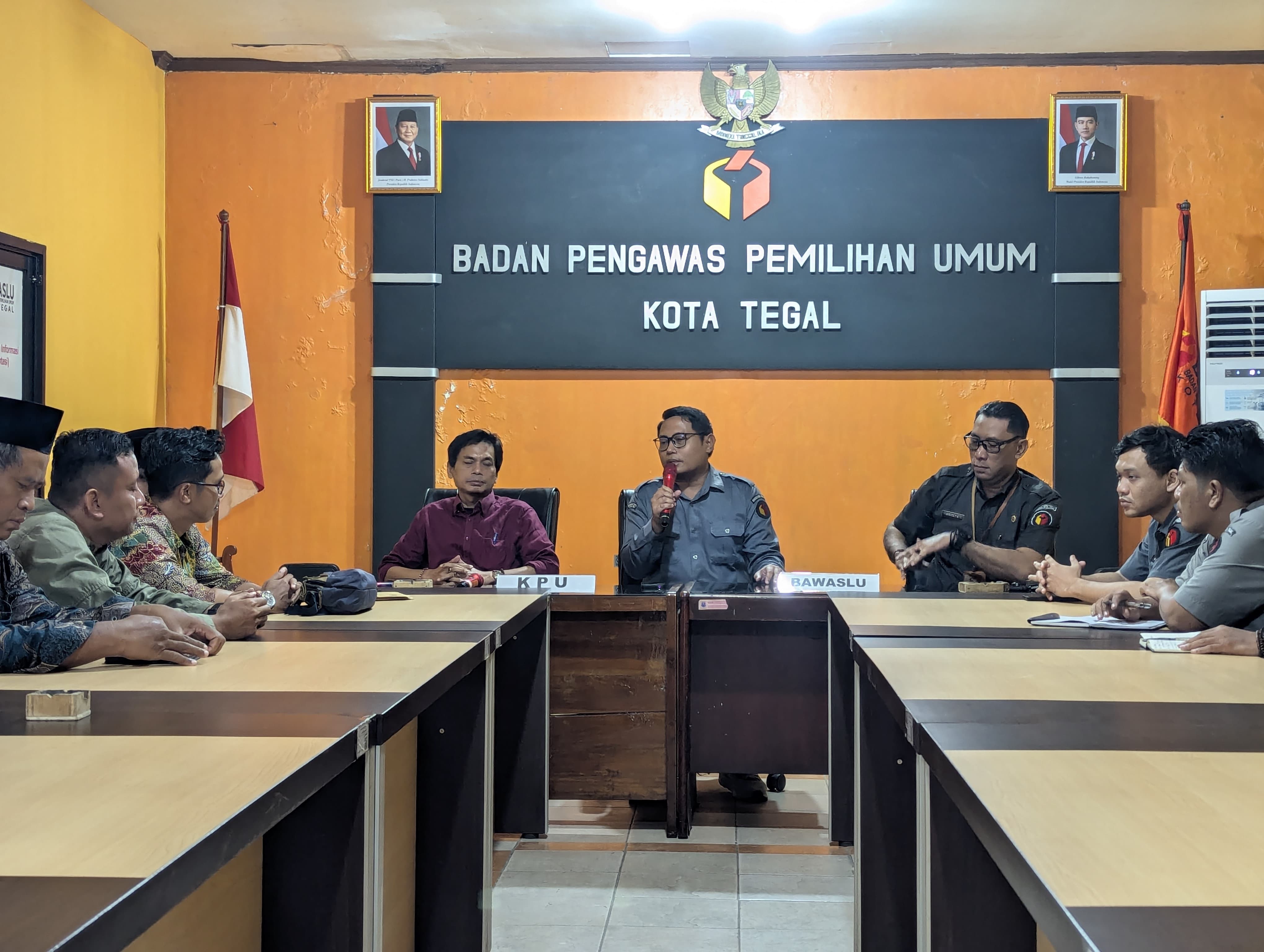 Bawaslu Kota Tegal menerima kunjungan dari KPU Kota Tegal