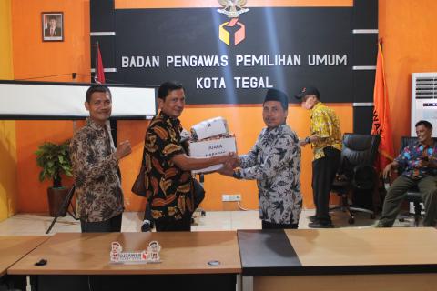 Penyerahan Hadiah oleh Koordinator Sekretariat (16/04/2024)