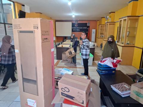 bersih-bersih kantor