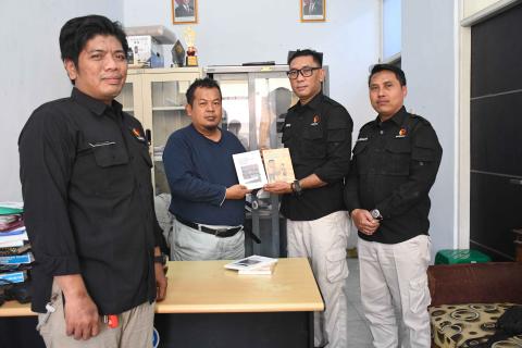 penyerahan buku untuk SMK Harapan Bersama