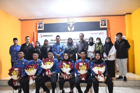 Para Anggota dan Staf Bawaslu Berfoto Bersama