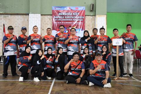 Ketua, Anggota dan Staf berfoto bersama