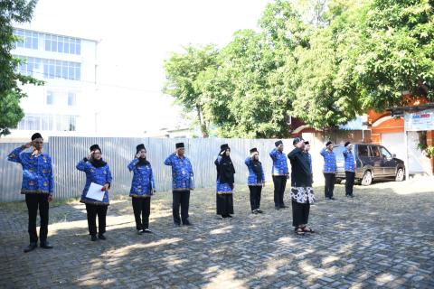 Para staf mengikuti upacara HUT RI