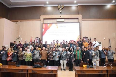 peserta rakor berfoto bersama