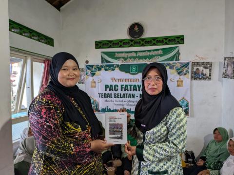 penyerahan buku terbitan Bawaslu Kota Tegal