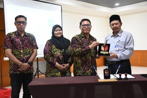 Pemberian cinderamata