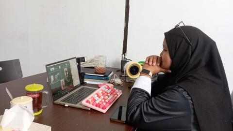 Anggota Bawaslu Kota Tegal sedang mengikuti zoom
