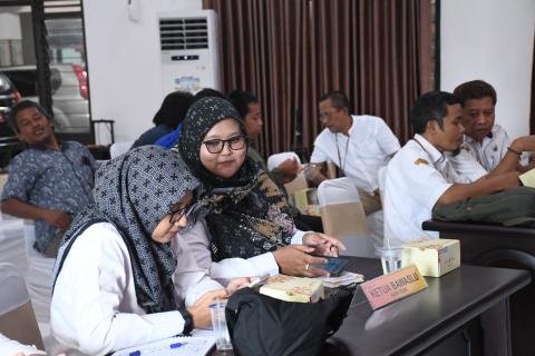 Anggota dan staf Bawaslu Kota Tegal menghadiri Rapat Pleno PDPB