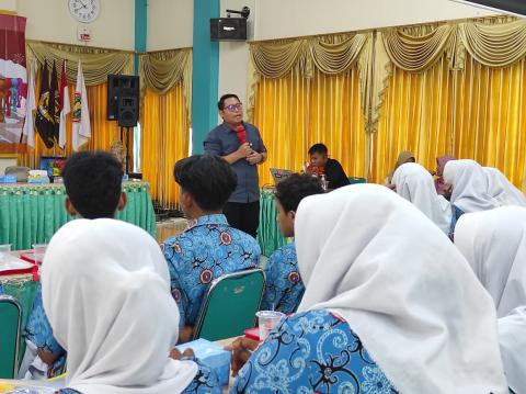 Fauzan Hamid Ketua Bawaslu Kota Tegal memberikan materi kepada siswa SMA 2 Kota Tegal