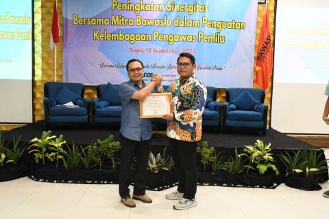 Penyerahan Sertifikat Narasumber