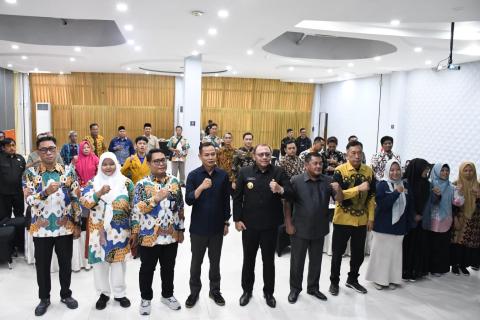 Sesi foto bersama antar peserta kegiatan