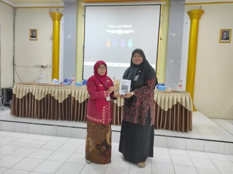 Penyerahan Buku dari Bawaslu Kota Tegal ke Perpustakaan SMA 5 Tegal