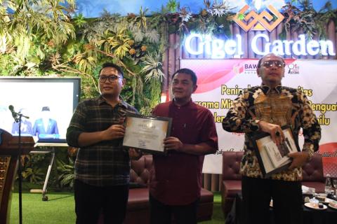 pemberian serifikat narasumber dan buku terbitan Bawaslu Kota Tegal