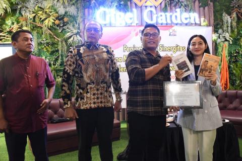 Penyerahan sertifikat narasumber dan buku terbitan Bawaslu Kota Tegal