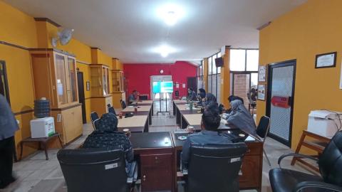Para Anggota dan Staf Bawaslu Kota Tegal berdiskusi terkait materi PDPB 