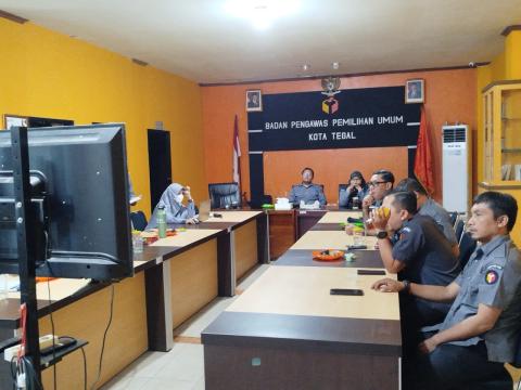 Para Anggota dan Staf Bawaslu Kota Tegal berdiskusi