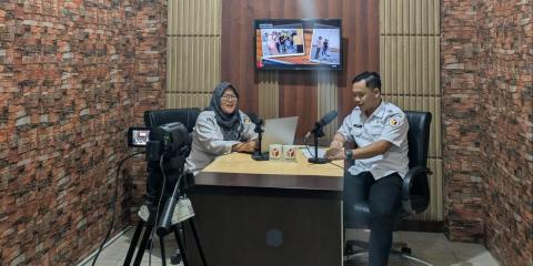 Narasumber sedang menyampaikan materi