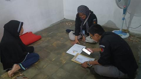 Staf Bawaslu Kota Tegal melakukan uji petik ke rumah warga