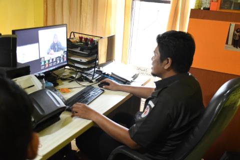 staf Bawaslu Kota Tegal sedang menyimak materi 