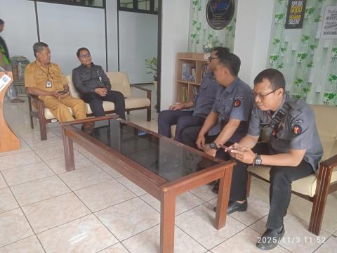 Melakukan pembahasan terkait pemilihan rt/rw di Kota Tegal