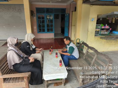 Tim uji petik melakukan survei langsung ke warga