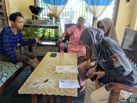 staf dari Bawaslu lakukan sampling langsung ke warga