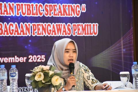 Penyampaian materi oleh Siti Rohaeti