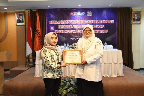 pemberian sertifikat narasumber