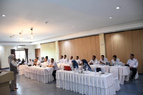 Farah Farhat sedang memberikan materi