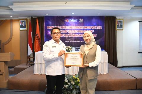 Penyerahan Sertifikat Narasumber