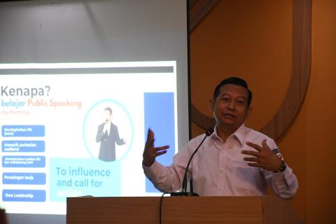 penyampaian materi oleh Sosiawan
