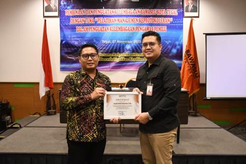 Penyerahan Sertifikat Narasumber