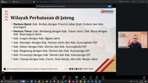 Nur Kholiq menjelaskan materi