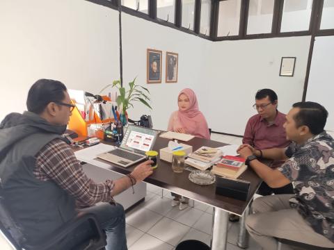 Diskusi dengan mahasiswi