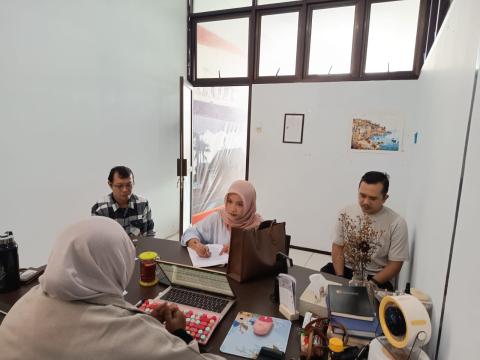 Diskusi dengan mahasiswi