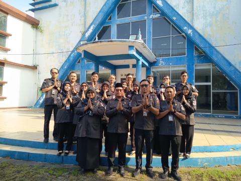 Foto bersama jajaran pimpinan dan seluruh staf sekretariat Bawaslu Kota Tegal
