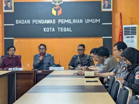 Ketua Bawaslu Kota Tegal memberikan sambutan