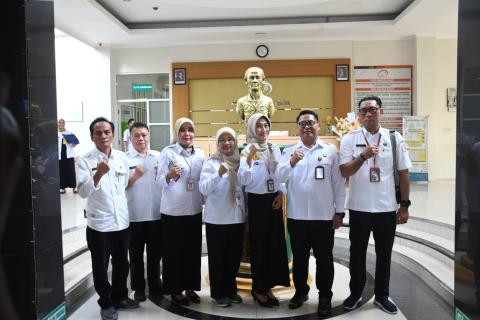 Foto bersama antara Bawaslu Kota Tegal dan RSUD Kardinah Kota Tegal