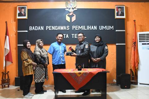 pemberian cinderamata kpd yayasan disabilitas tegal bahari