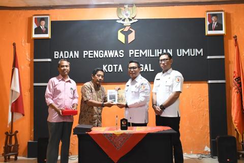pemberian buku untuk UBISA