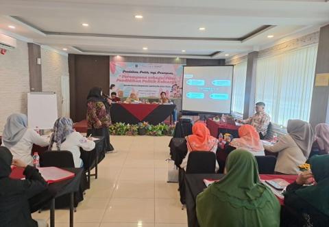  "Perempuan sebagai Pilar Politik dalam Keluarga"