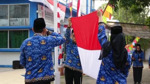 Proses pengibaran bendera merah putih