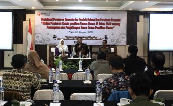 Pimpinan Bawaslu Kota Tegal dari kiri Nur Aliah Saparida, Fauzan Hamid, Sukristo dalam Sosialisasi Produk Hukum (25/01/2024)