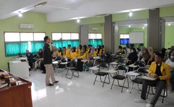 Anggota Bawaslu Kota Tegal, Sukristo sedang menyampaikan materi di acara Bawaslu Goes To Campus di FISIP Universitas Pancasakti (16/01/2024)