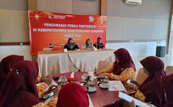 Anggota Bawaslu Kota Tegal, Nur Aliah Saparida memberikan sambutan sekaligus membuka acara Soswatif Ke Kelompok Perempuan (13/06/2024)