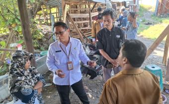 Fauzan Hamid berbincang dengan warga terkait coklit (10/7/2024)