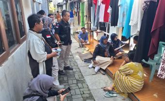 Anggota Bawaslu Kota Tegal Nur Aliah Saparida berbincang dengan warga didampingi jajaran (11/7/2024)