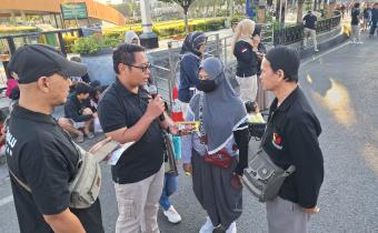 Ketua Bawaslu Kota Tegal, Fauzan Hamid sedang berbincang dengan warga yang sedang berolahraga di CFD (Car Free Day) Memastikan Sudah dicoklit untuk Pemilihan Serentak 2024 (14/7/2024)